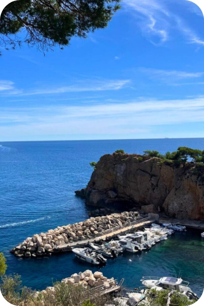Vue sur la calanque d'Ensuès-la-Redonne et son eau cristalline.