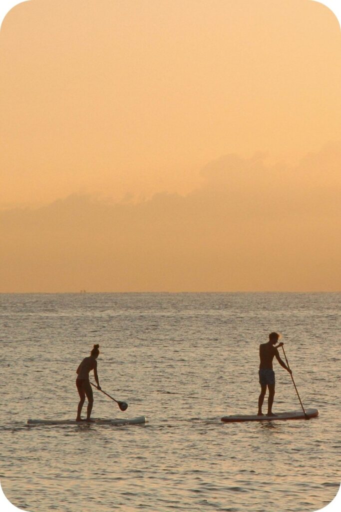 Personnes en stand-up paddle sur la mer calme d'une calanque de la Côte Bleue.
