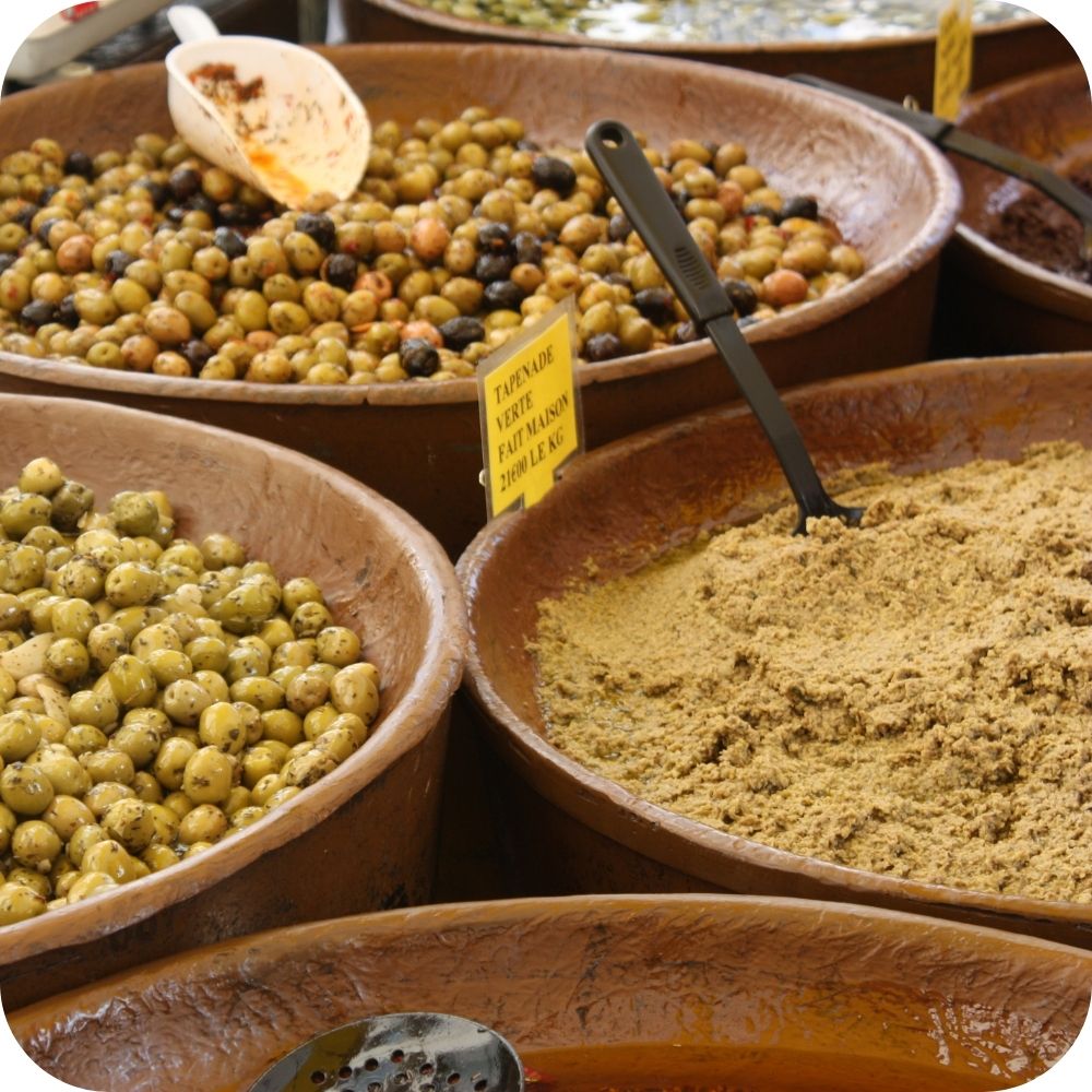 Étal d'olives sur le marché provençal de la Côte Bleue.